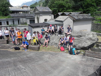 Gruppo allo Scivolo delle Donne nell’Archeoparc di Bard (48696 bytes)